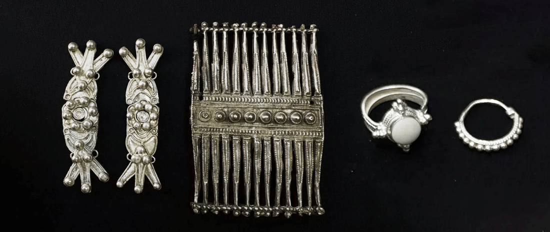 Yi silver jewelry includes headpieces, neckpieces, earrings, chest decorations, back adornments, bracelets, bangles, and rings. The patterns are often composed of sun, moon, stars, flowers, birds, plants, fish, mountains, and trees.