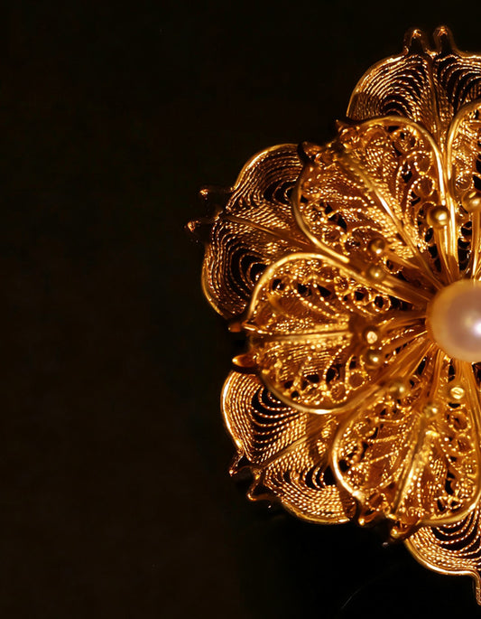 gold filigree brooch with pearl, chinese filigree jewelry design, fine silver filigree craftsmanship, elegant heritage accessory
