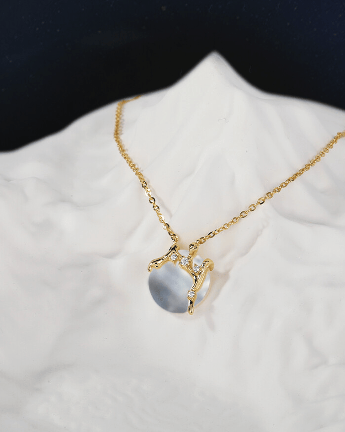 Detail of adjustable rhodium-plated chain with bark pattern, designed for versatile neckline styling