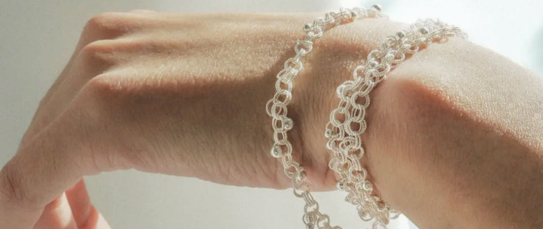 Descubra la guía definitiva de pulseras Huasi Xiangqian para 2026. Analizamos el valor de inversión del oro de 24K frente a la elegancia de la plata esterlina y cómo identificar la auténtica maestría artesanal.