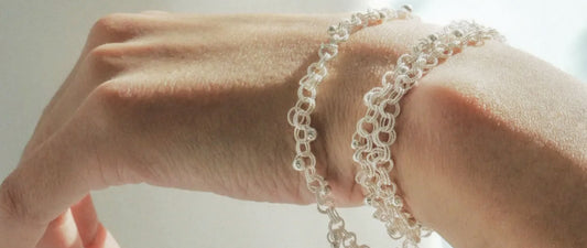 Descubra la guía definitiva de pulseras Huasi Xiangqian para 2026. Analizamos el valor de inversión del oro de 24K frente a la elegancia de la plata esterlina y cómo identificar la auténtica maestría artesanal.