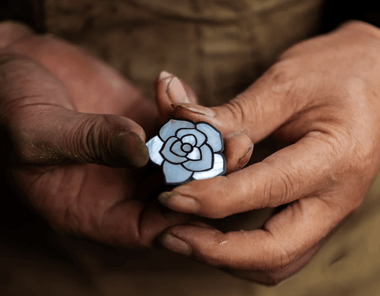 This is the world of Raden (螺鈿, Luodian) and Chinese Lacquer—a marriage of organic endurance and ethereal brilliance that has adorned the thrones and jewelry boxes of dynasties for over a millennium.