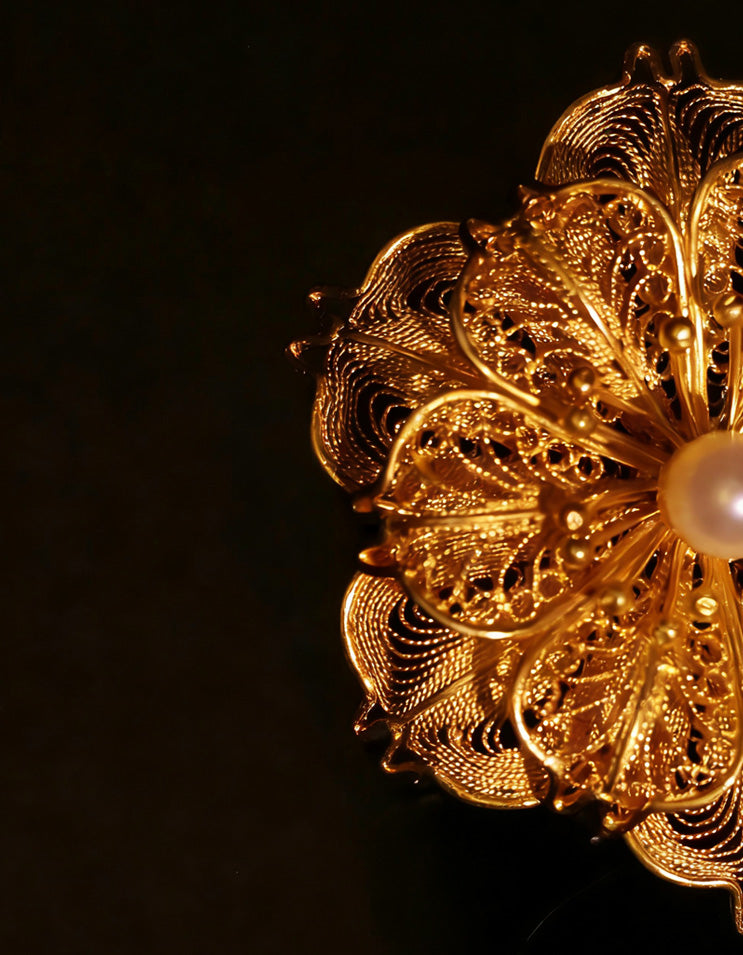 gold filigree brooch with pearl, chinese filigree jewelry design, fine silver filigree craftsmanship, elegant heritage accessory