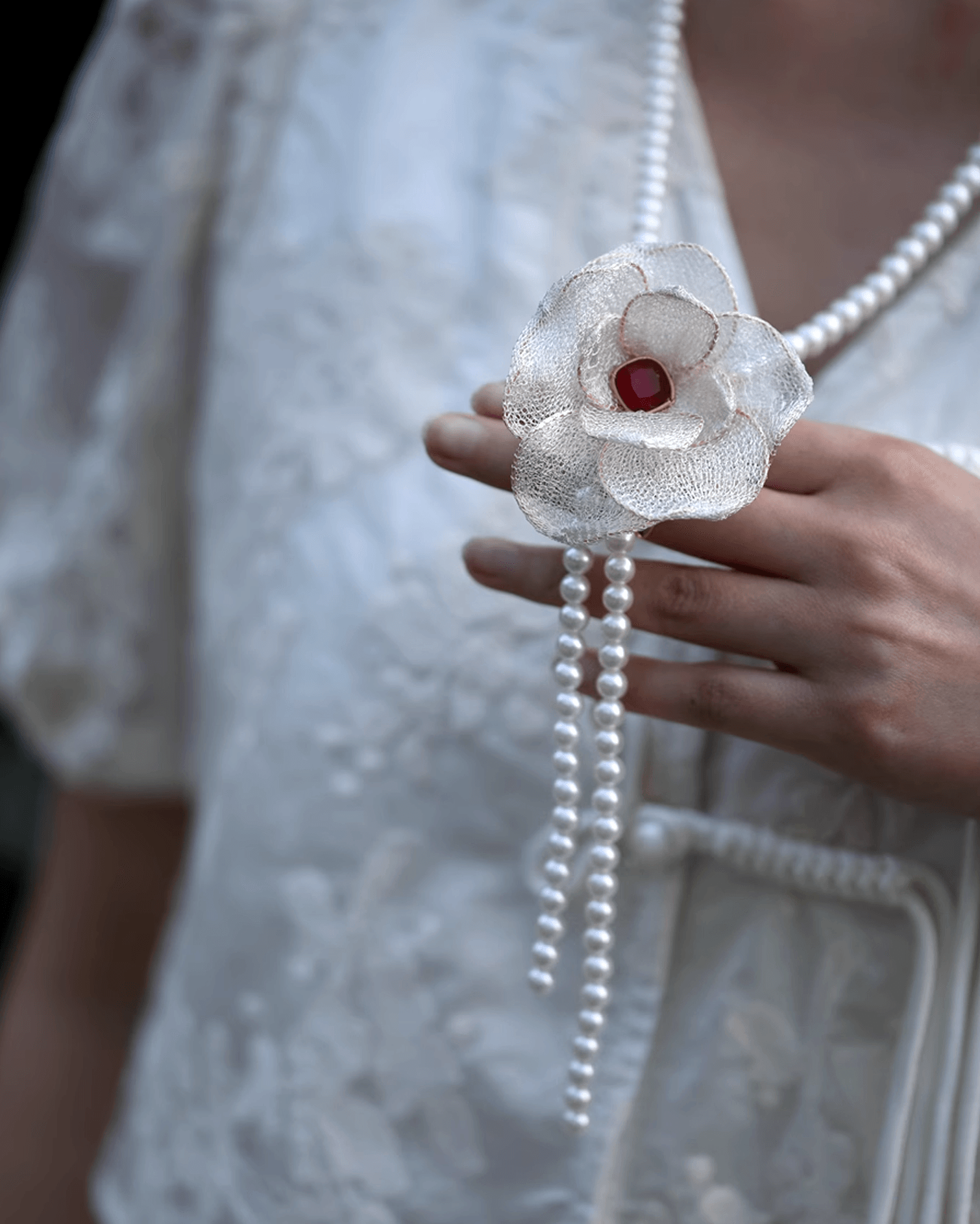 「La Dame aux camélias 」Pearl Strand & Camellia Brooch Set ZOLAN JEWEL