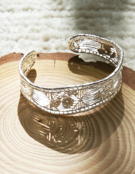 Handcrafted zolanjewelry silver filigree (Huasi Xiangqian) open bangle inspired by courtyard gardenia blooms. A botanical Eastern talisman of serenity.