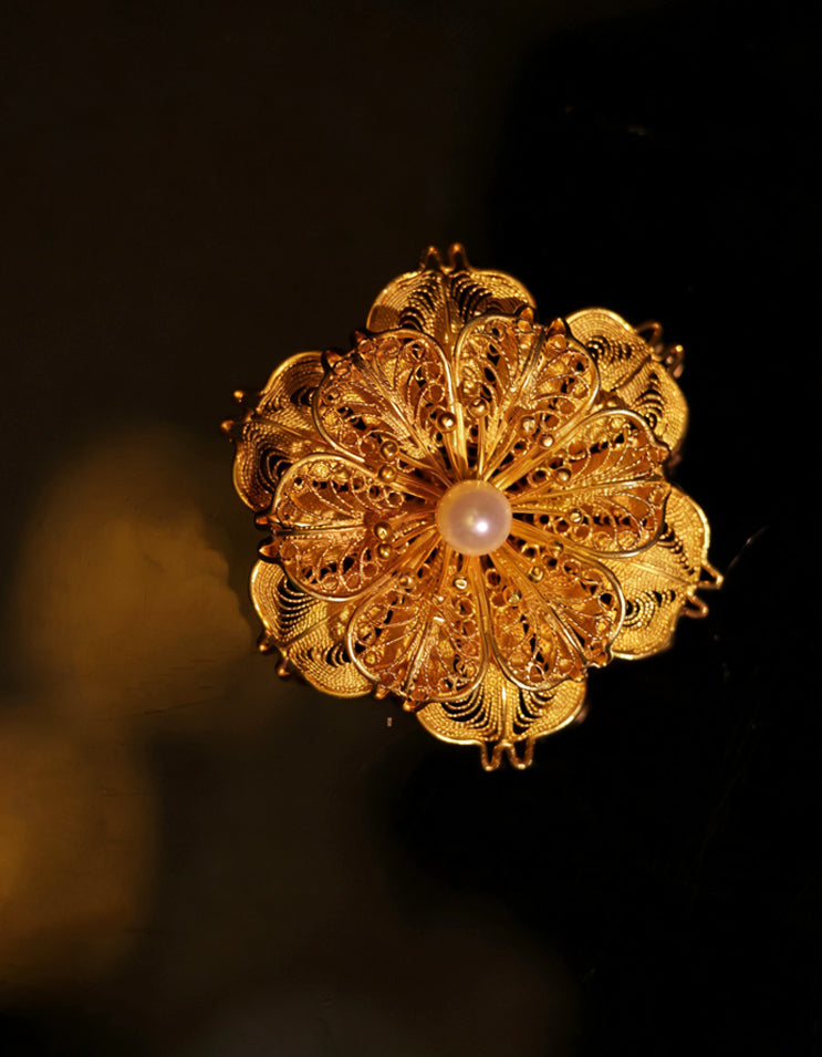 handmade chinese filigree brooch with pearl, huasi xiangqian technique, gold plated silver filigree jewelry, intricate traditional metalwork