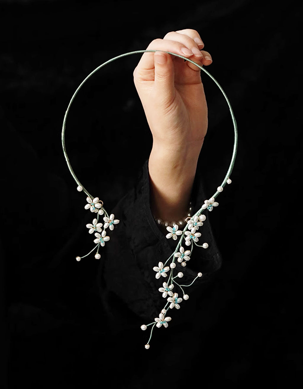 A graduated shell pearl choker inspired by Song Dynasty botanical scrolls. Handpicked 6-8mm pearls featuring a silk-like luster for cheongsam styling.