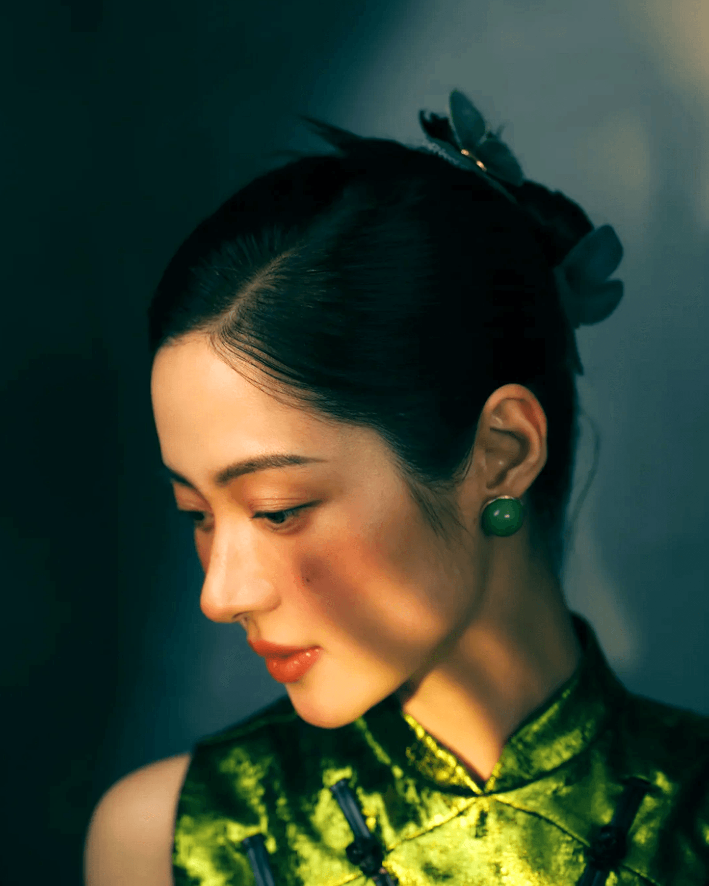 Detail shot of pearl glow evoking bamboo dew, with 18K gold prongs symbolizing lunar elegance