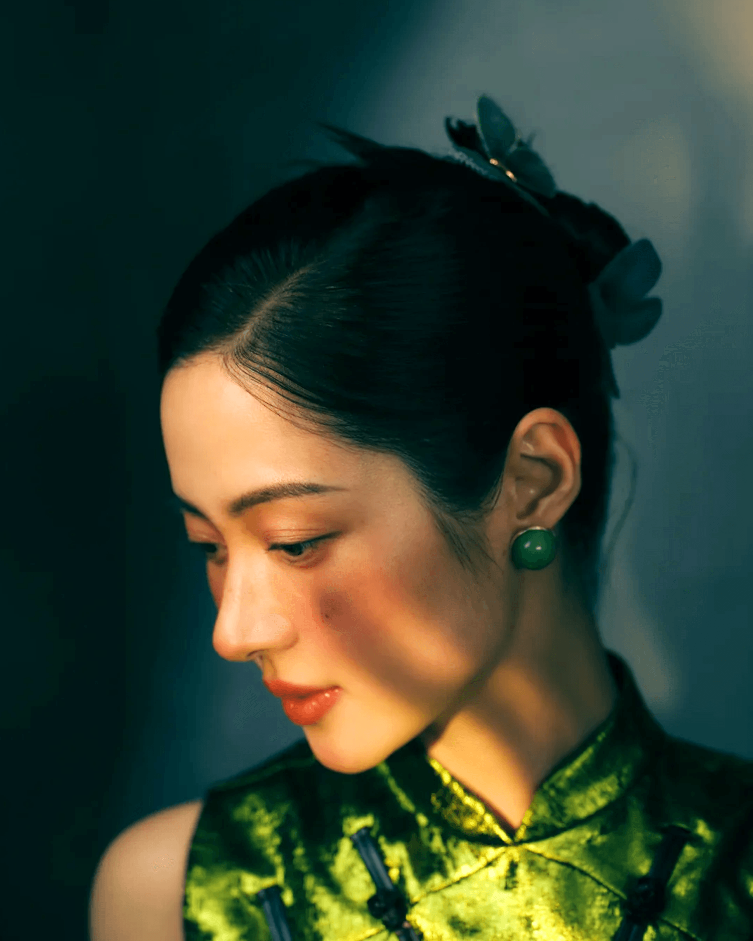 Detail shot of pearl glow evoking bamboo dew, with 18K gold prongs symbolizing lunar elegance
