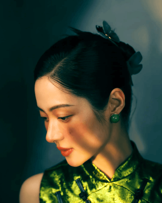 Detail shot of pearl glow evoking bamboo dew, with 18K gold prongs symbolizing lunar elegance