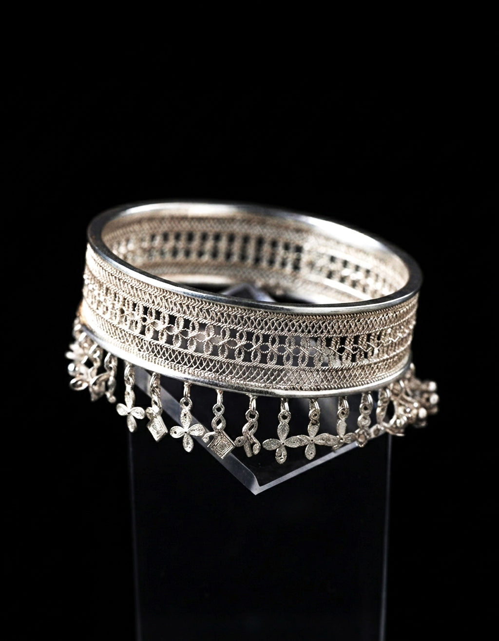 Inspired by traditional Chinese architectural geometry, this Window of Grace · Pure Silver Handcrafted Filigree Tassel Bangle beautifully transforms structural clarity into a fluid, wearable form.