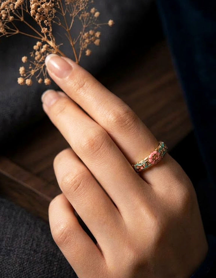 Symbolizing fidelity and loyalty, this 999 fine silver begonia ring features vibrant cloisonné enamel and exquisite hand-painted gold accents.