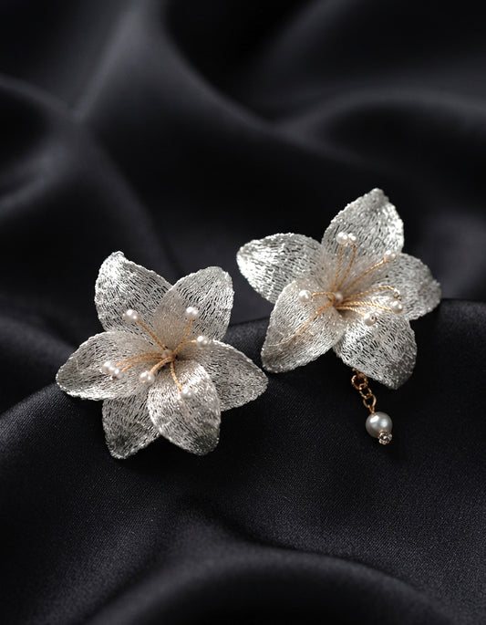 Zolanjewelry handwoven 0.2mm silver mesh floral earrings inspired by Chinese lattice windows. This 3D artisan drop jewelry captures the grace of lace.