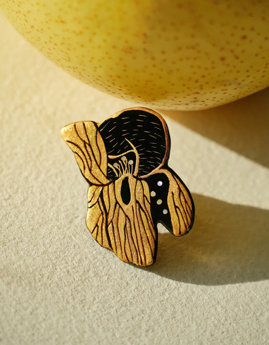 Iris flower brooch inspired by Chinese painting aesthetics and lacquer craftsmanship