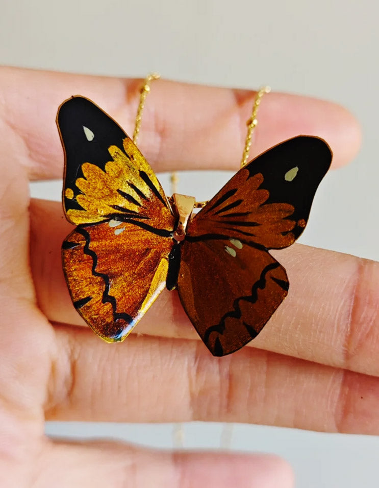 Luxury Chinese Lacquer Necklace – Hand-Painted Butterfly Pattern Highlight